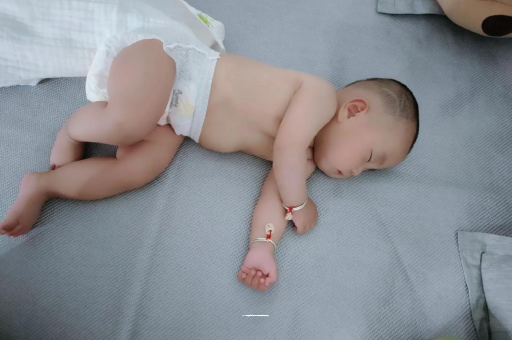 钟祥两个月宝宝肚子胀气